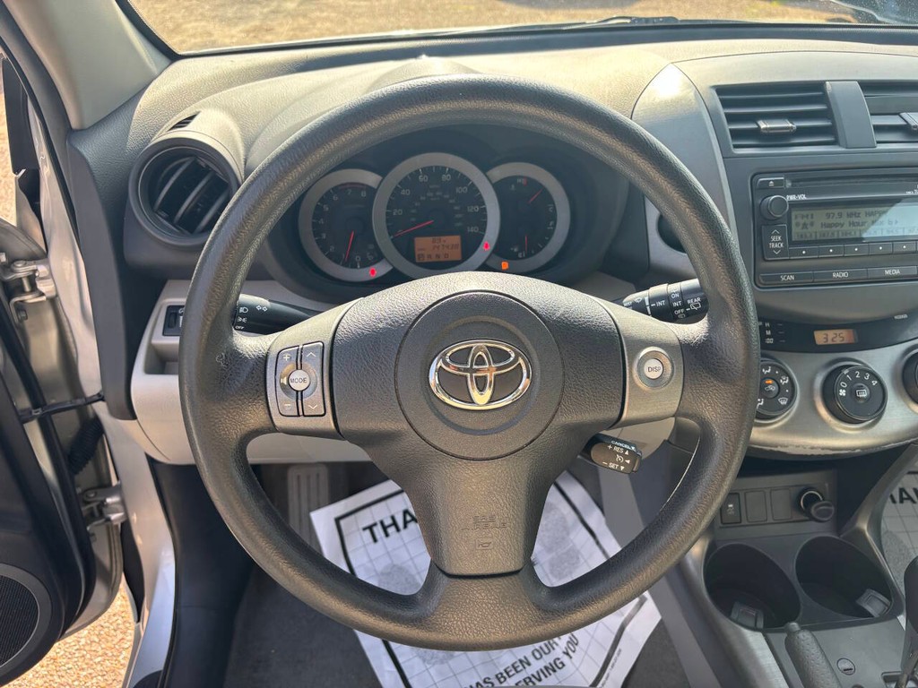 Toyota RAV4 Vehicle Full-screen Gallery Image 21