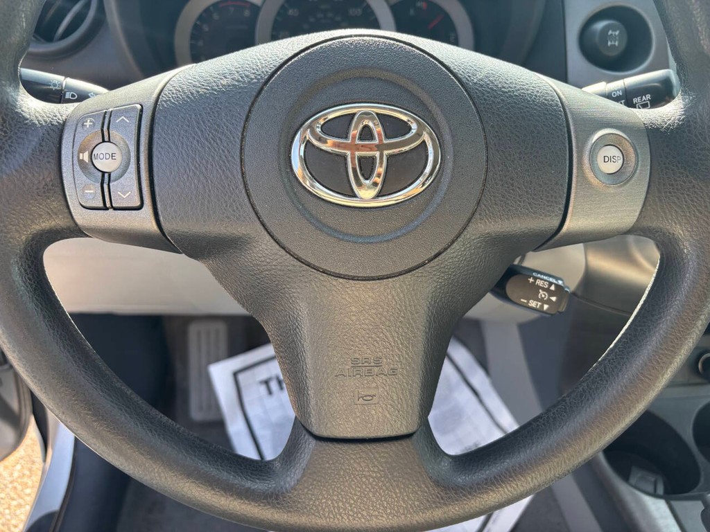 Toyota RAV4 Vehicle Full-screen Gallery Image 22