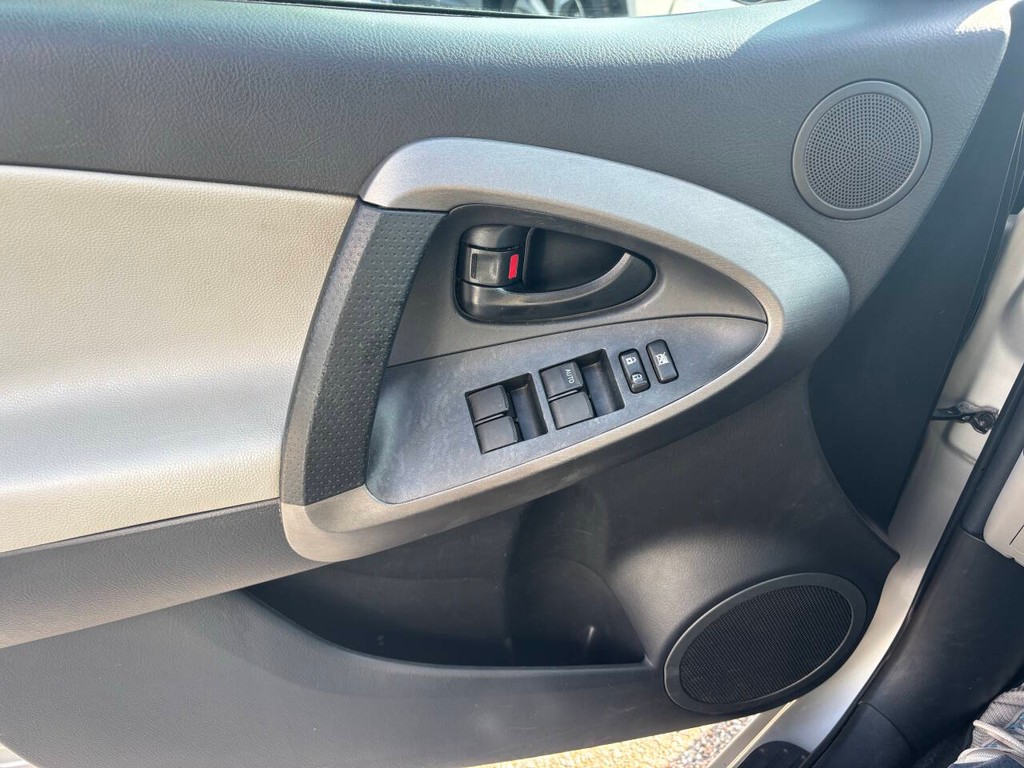 Toyota RAV4 Vehicle Full-screen Gallery Image 23