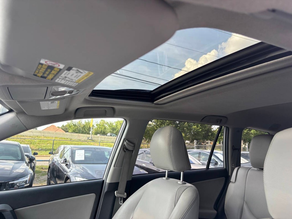Toyota RAV4 Vehicle Full-screen Gallery Image 24