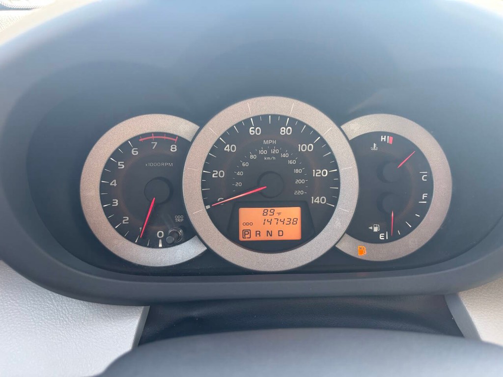 Toyota RAV4 Vehicle Full-screen Gallery Image 25