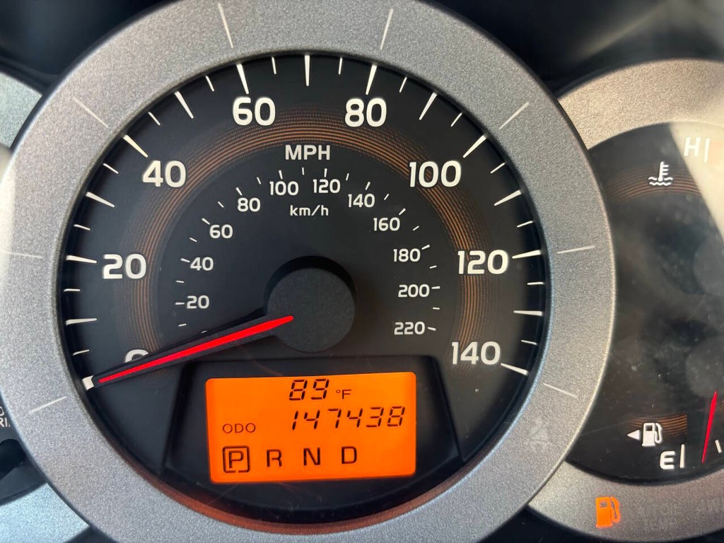 Toyota RAV4 Vehicle Full-screen Gallery Image 26
