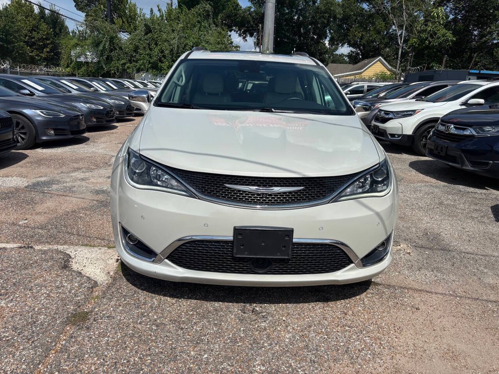 Chrysler Pacifica Vehicle Full-screen Gallery Image 02