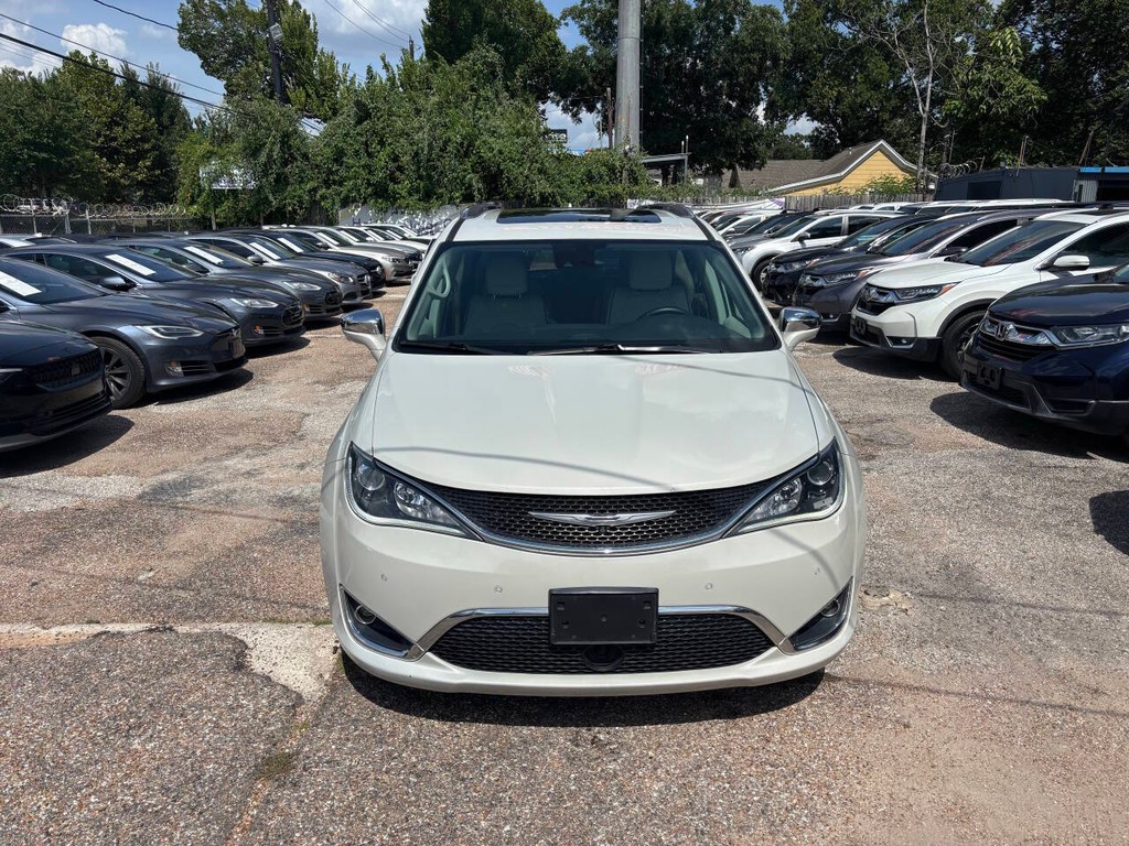 Chrysler Pacifica Vehicle Full-screen Gallery Image 03