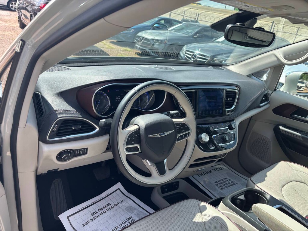 Chrysler Pacifica Vehicle Full-screen Gallery Image 08