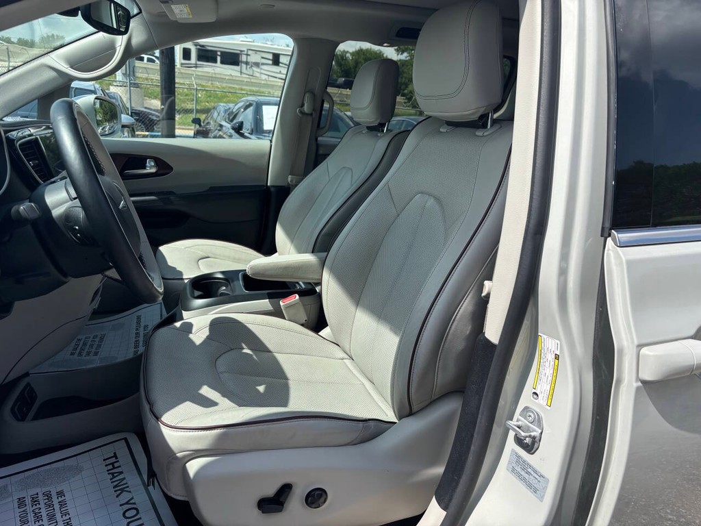 Chrysler Pacifica Vehicle Full-screen Gallery Image 09