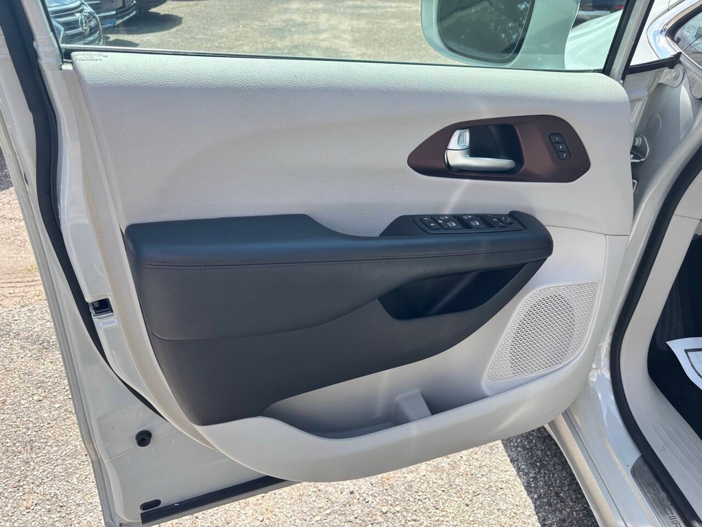 Chrysler Pacifica Vehicle Full-screen Gallery Image 10