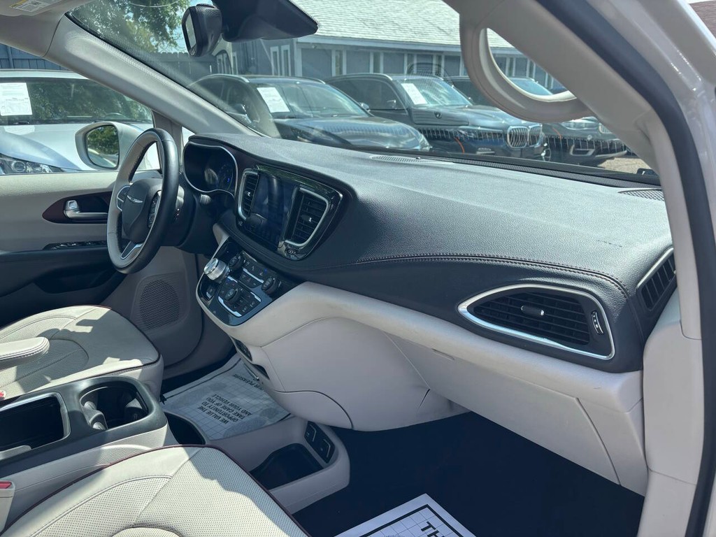 Chrysler Pacifica Vehicle Full-screen Gallery Image 11