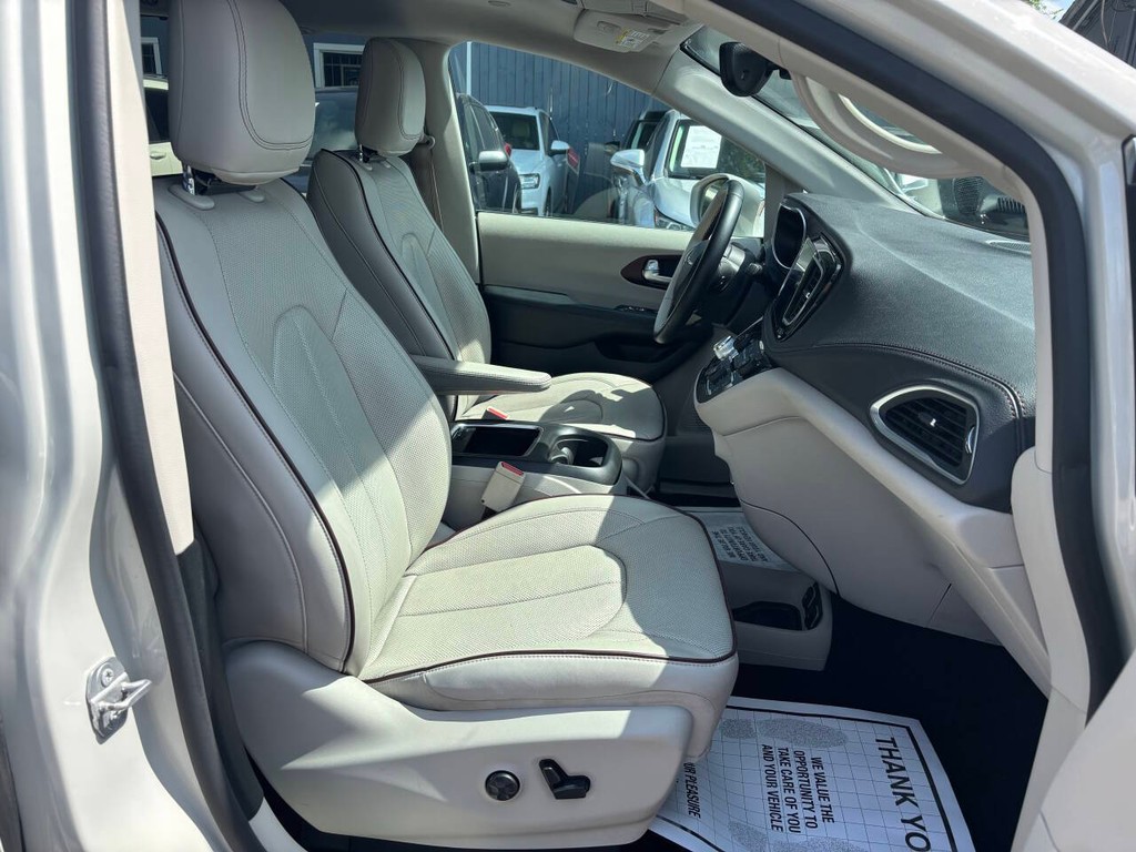 Chrysler Pacifica Vehicle Full-screen Gallery Image 12