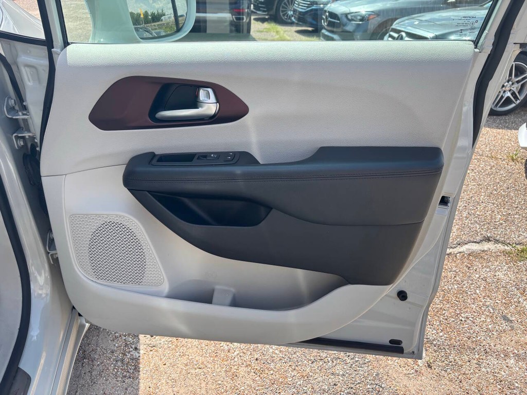Chrysler Pacifica Vehicle Full-screen Gallery Image 13