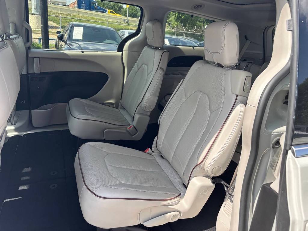 Chrysler Pacifica Vehicle Full-screen Gallery Image 14