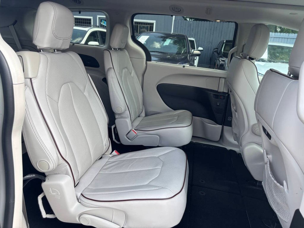 Chrysler Pacifica Vehicle Full-screen Gallery Image 15