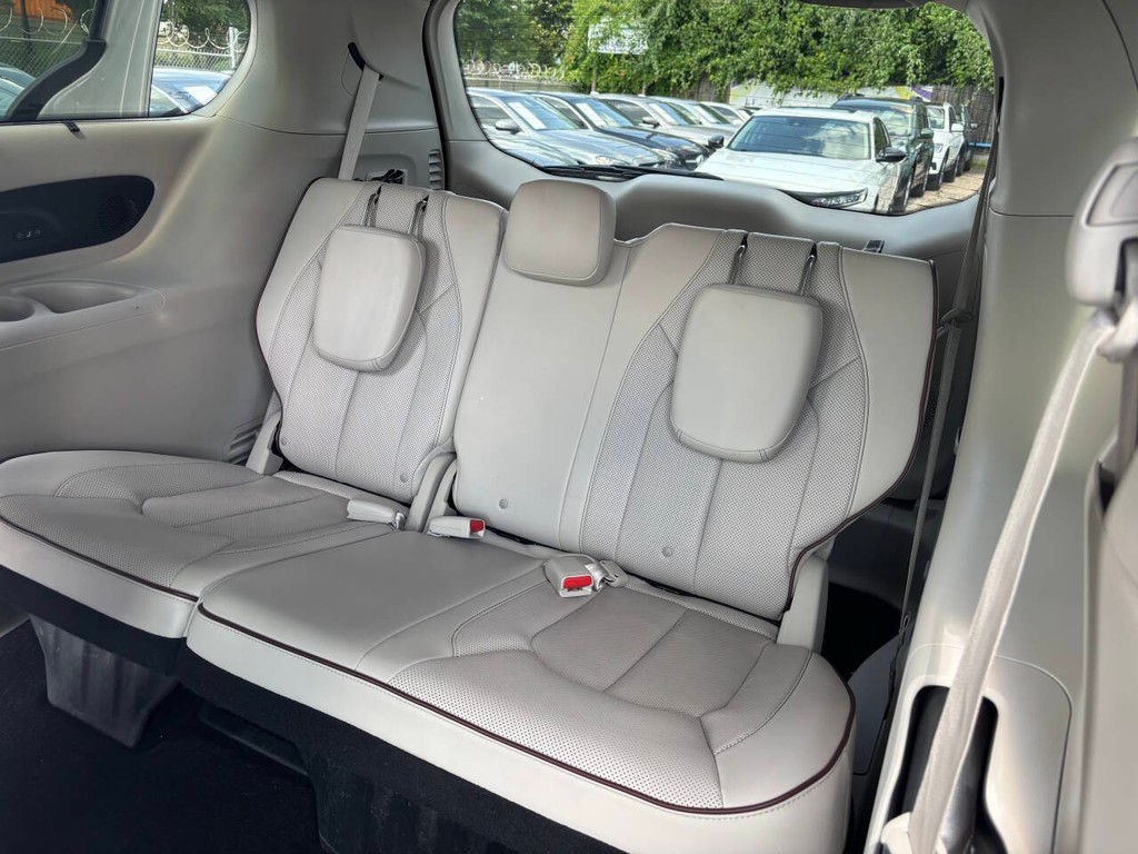 Chrysler Pacifica Vehicle Full-screen Gallery Image 16
