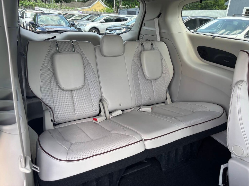 Chrysler Pacifica Vehicle Full-screen Gallery Image 17