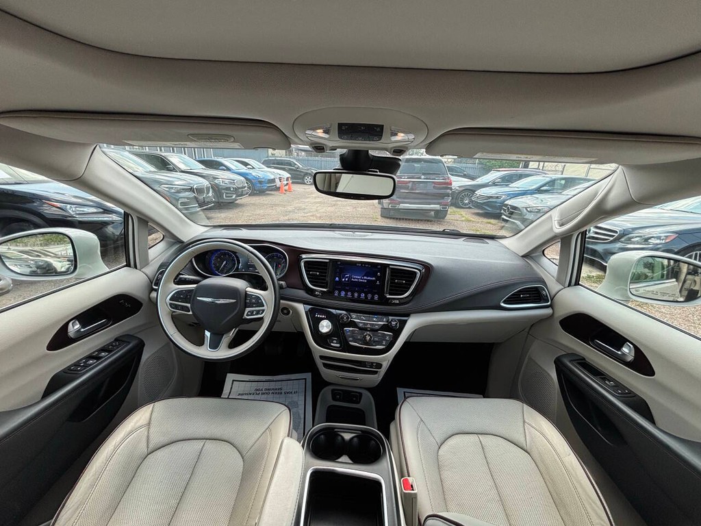 Chrysler Pacifica Vehicle Full-screen Gallery Image 18