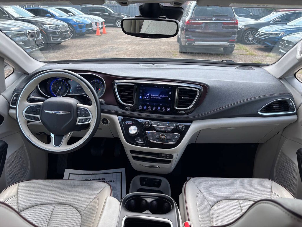 Chrysler Pacifica Vehicle Full-screen Gallery Image 19