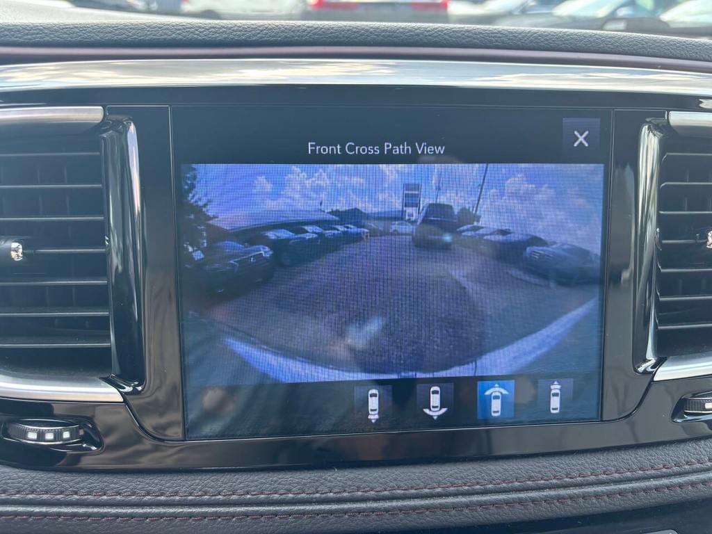 Chrysler Pacifica Vehicle Full-screen Gallery Image 23
