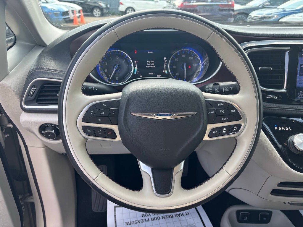 Chrysler Pacifica Vehicle Full-screen Gallery Image 25