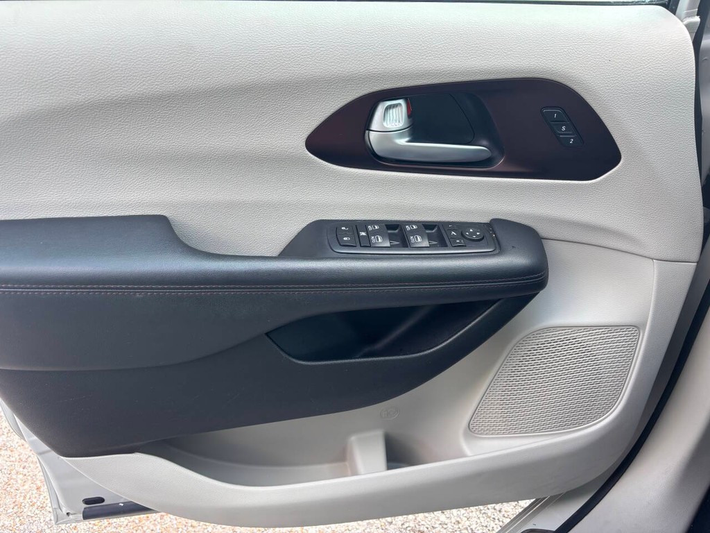 Chrysler Pacifica Vehicle Full-screen Gallery Image 27