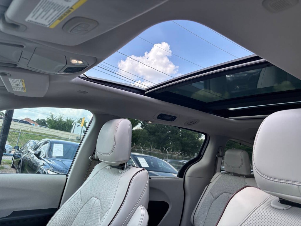 Chrysler Pacifica Vehicle Full-screen Gallery Image 30