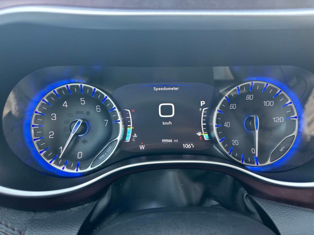 Chrysler Pacifica Vehicle Full-screen Gallery Image 31