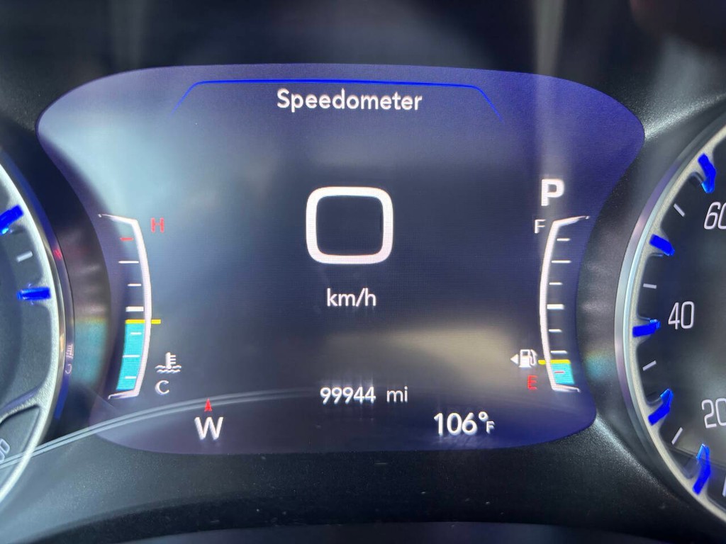 Chrysler Pacifica Vehicle Full-screen Gallery Image 32