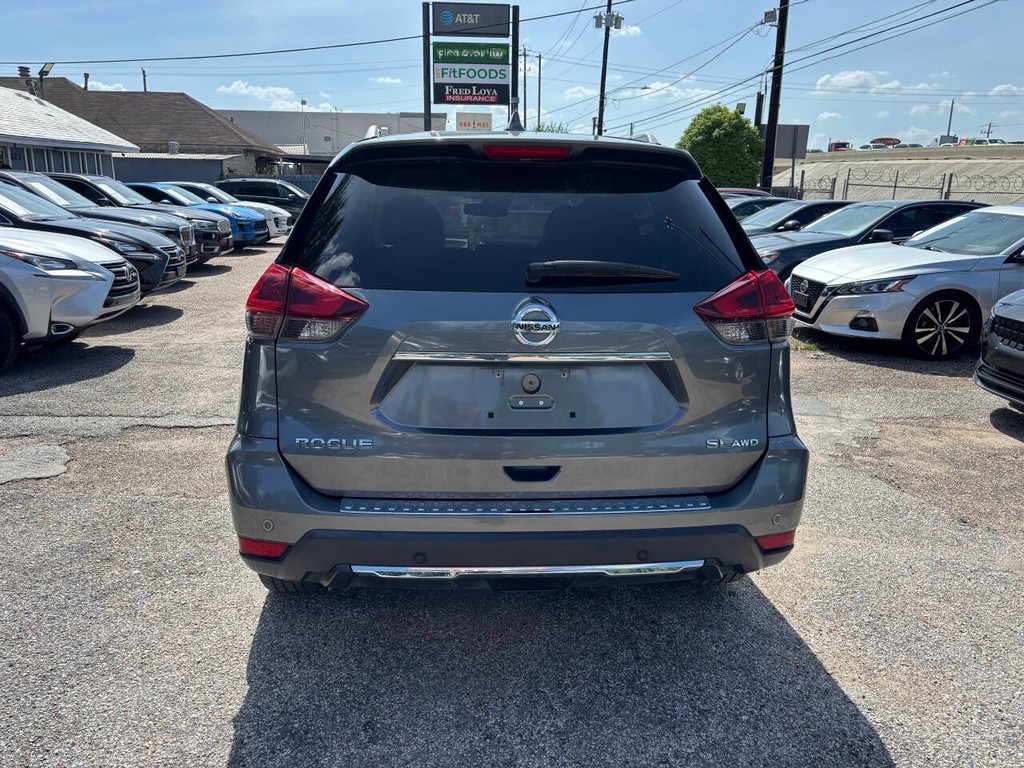 Nissan Rogue Vehicle Full-screen Gallery Image 06