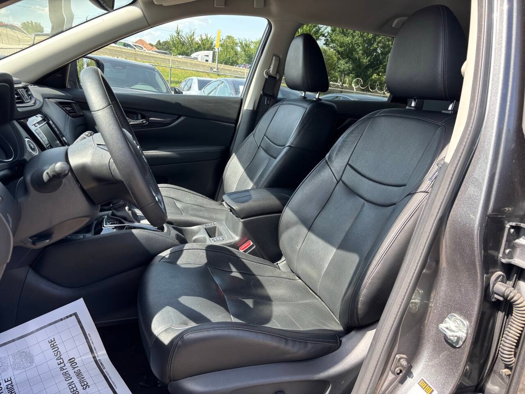 Nissan Rogue Vehicle Full-screen Gallery Image 09