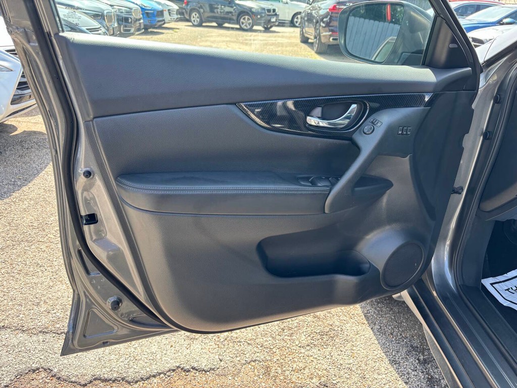Nissan Rogue Vehicle Full-screen Gallery Image 10