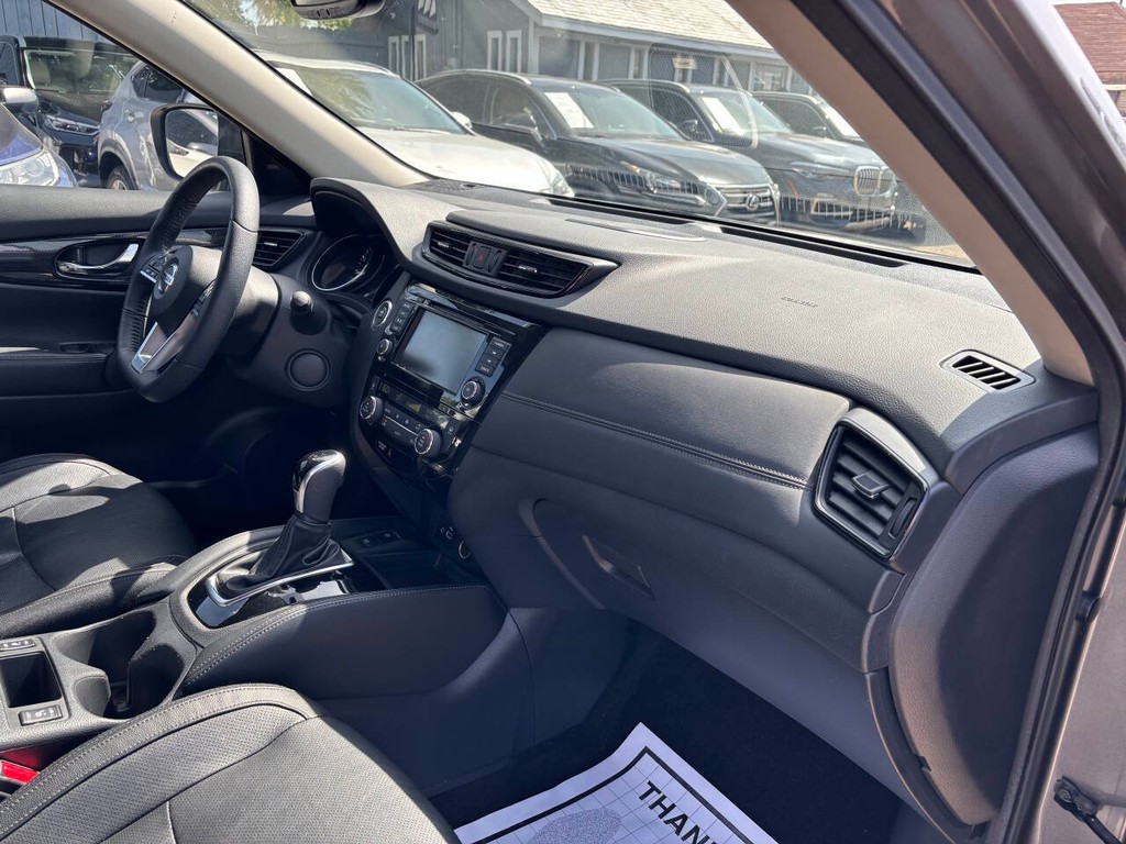 Nissan Rogue Vehicle Full-screen Gallery Image 11