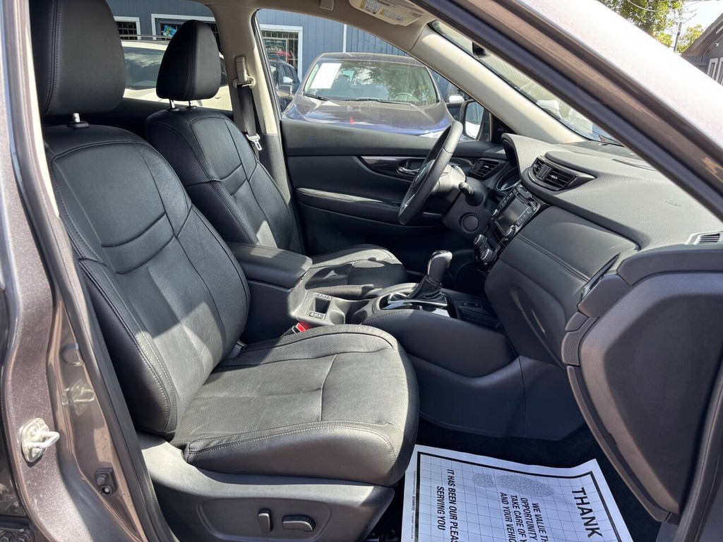 Nissan Rogue Vehicle Full-screen Gallery Image 12