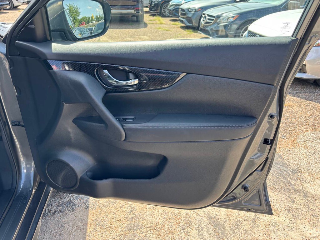 Nissan Rogue Vehicle Full-screen Gallery Image 13