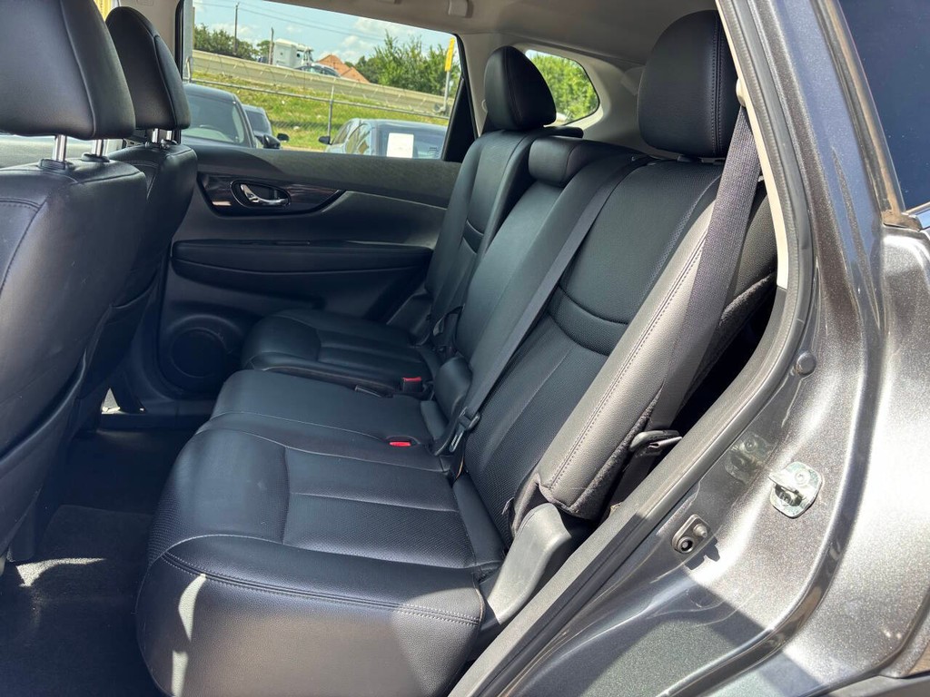 Nissan Rogue Vehicle Full-screen Gallery Image 14