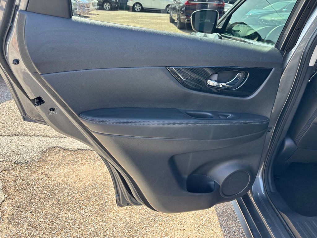 Nissan Rogue Vehicle Full-screen Gallery Image 15
