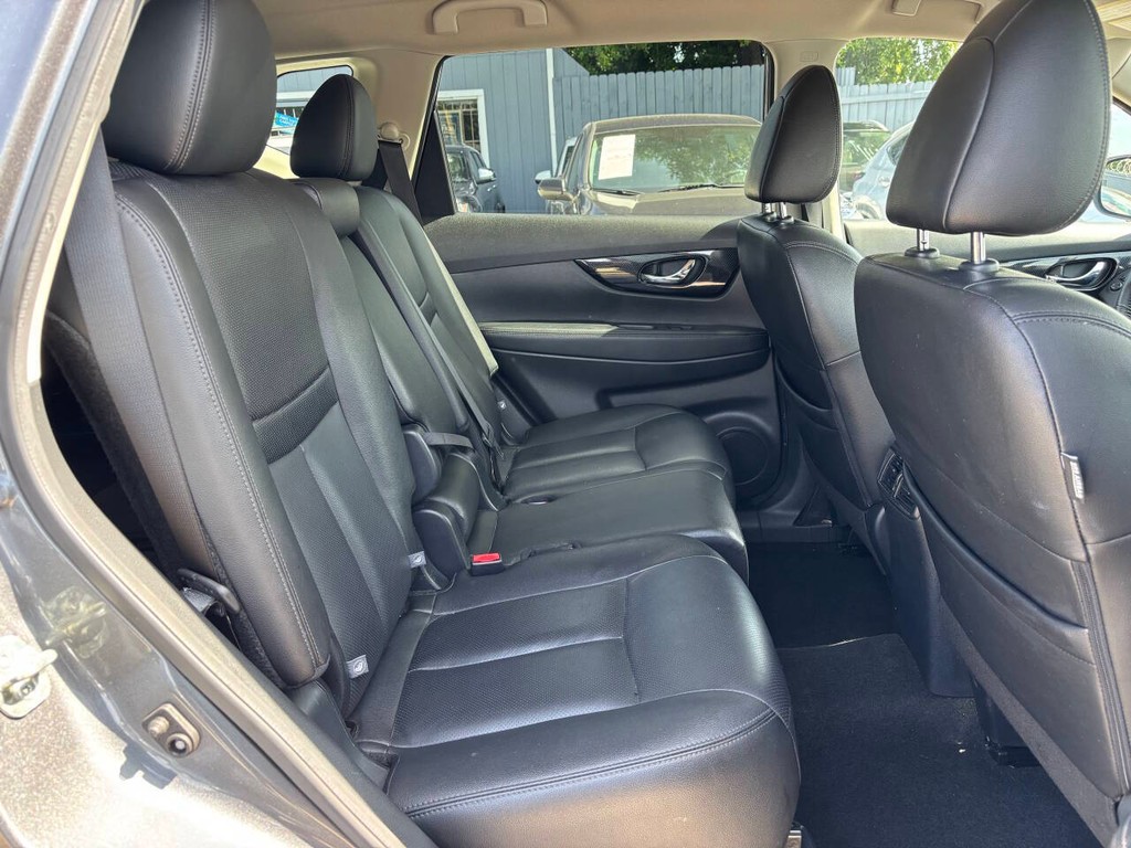 Nissan Rogue Vehicle Full-screen Gallery Image 16
