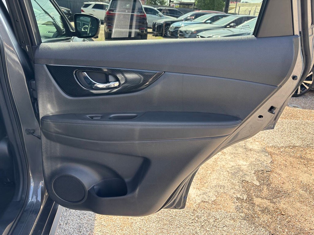 Nissan Rogue Vehicle Full-screen Gallery Image 18