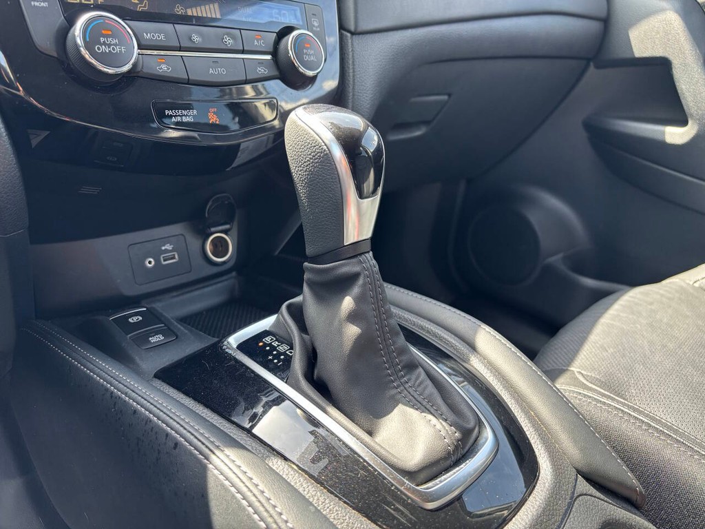 Nissan Rogue Vehicle Full-screen Gallery Image 22