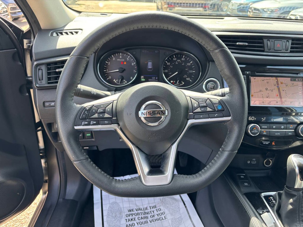 Nissan Rogue Vehicle Full-screen Gallery Image 23
