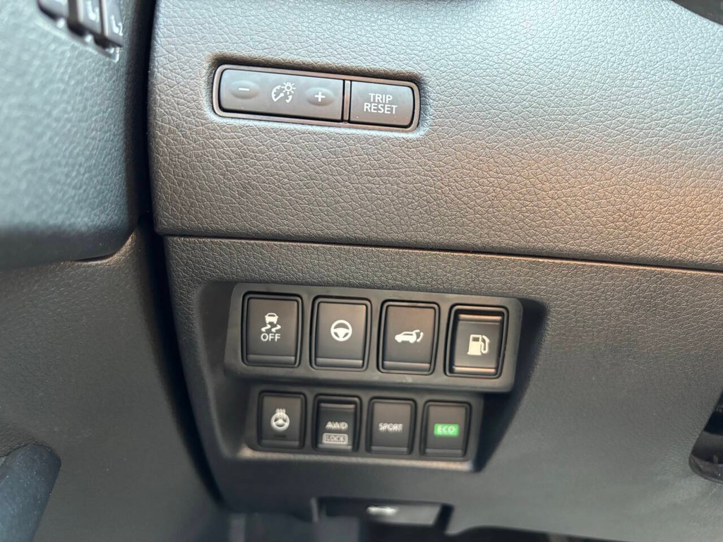 Nissan Rogue Vehicle Full-screen Gallery Image 25