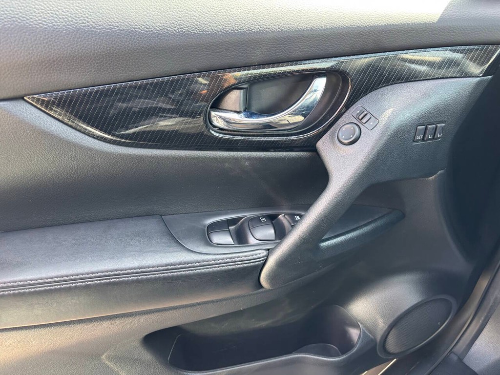 Nissan Rogue Vehicle Full-screen Gallery Image 26