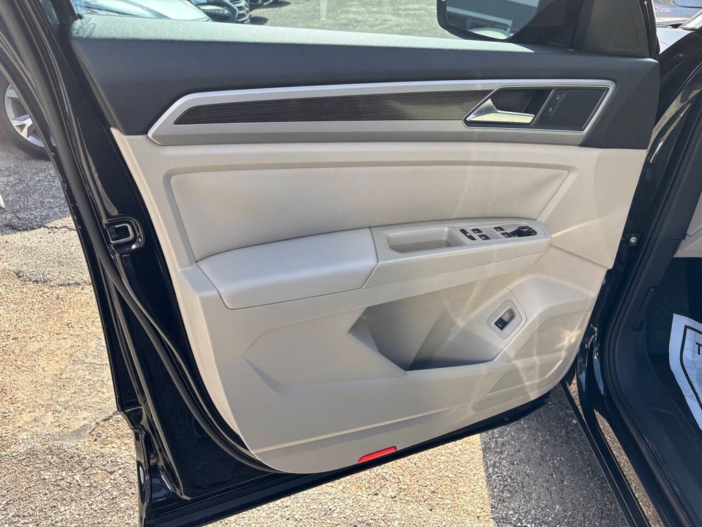 Volkswagen Atlas Vehicle Full-screen Gallery Image 10