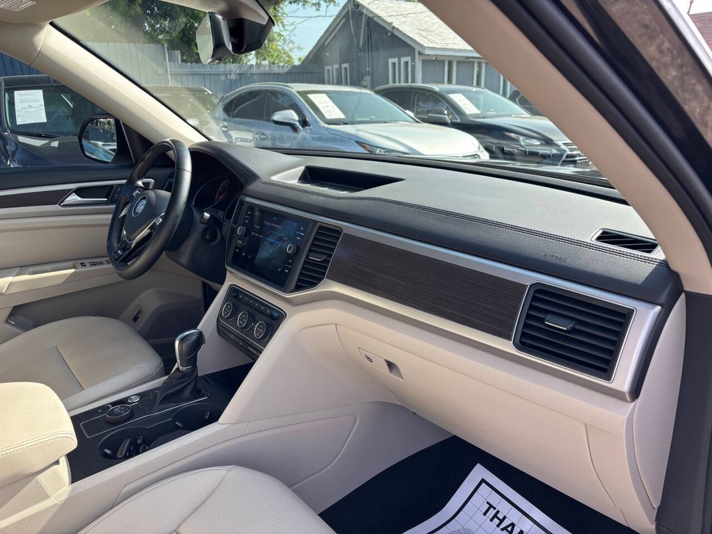 Volkswagen Atlas Vehicle Full-screen Gallery Image 11