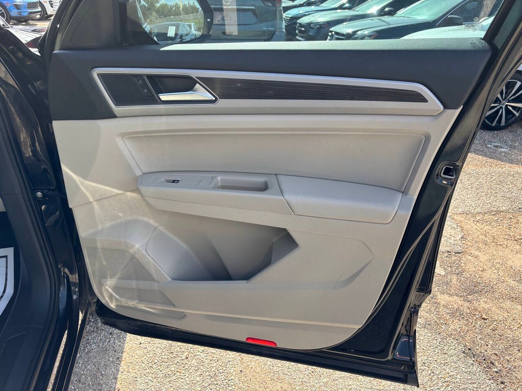 Volkswagen Atlas Vehicle Full-screen Gallery Image 13