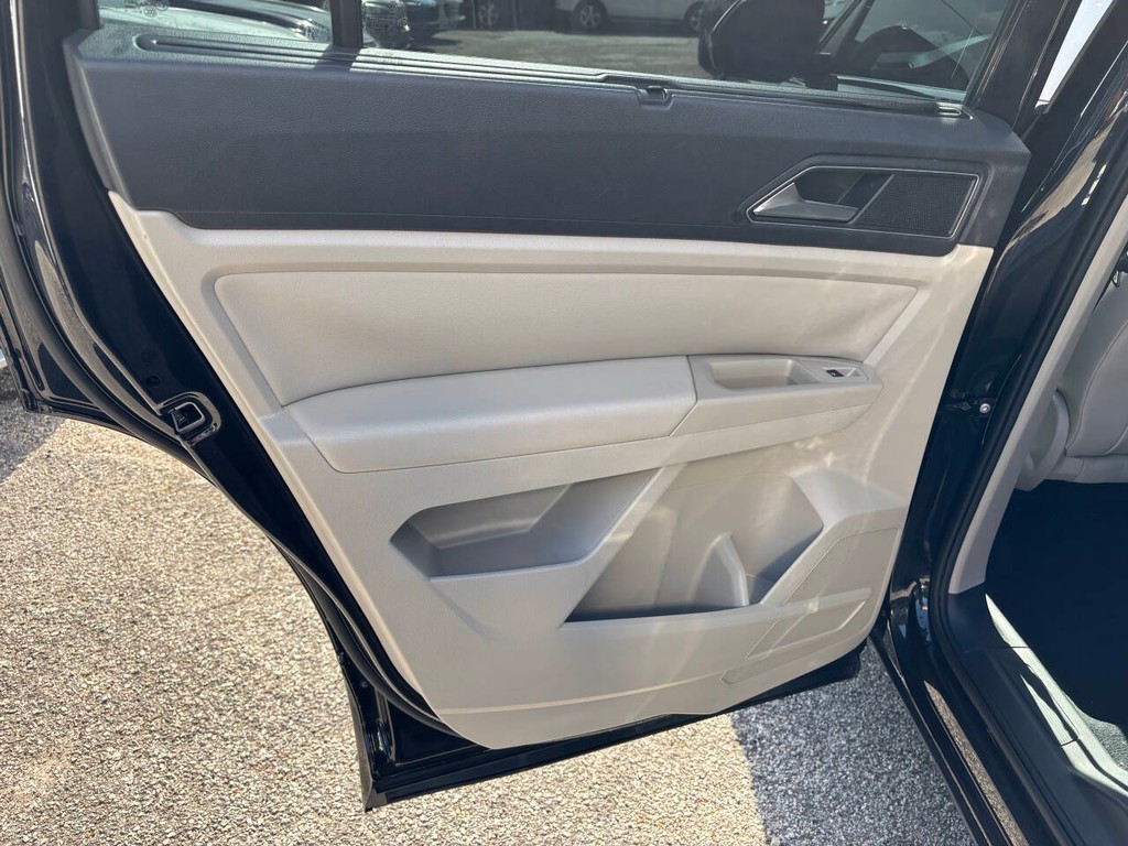 Volkswagen Atlas Vehicle Full-screen Gallery Image 15
