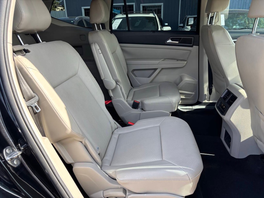 Volkswagen Atlas Vehicle Full-screen Gallery Image 16