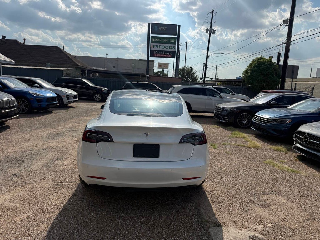 Tesla Model 3 Vehicle Full-screen Gallery Image 06
