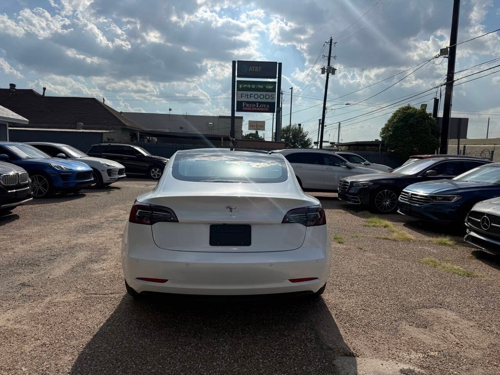 Tesla Model 3 Vehicle Full-screen Gallery Image 07