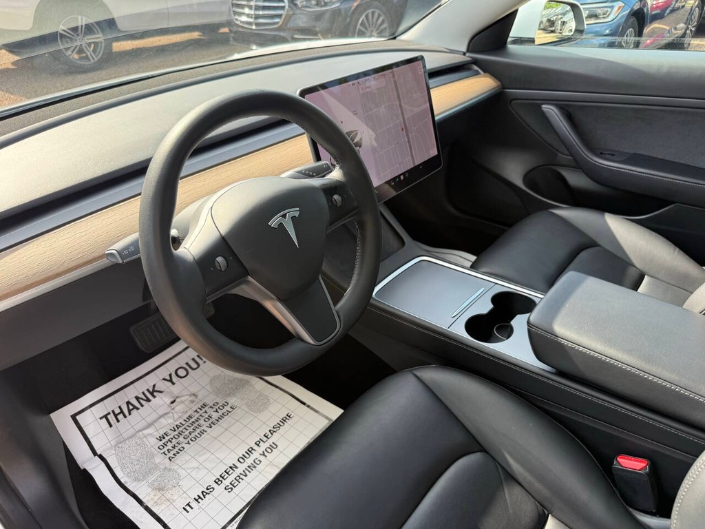 Tesla Model 3 Vehicle Full-screen Gallery Image 09