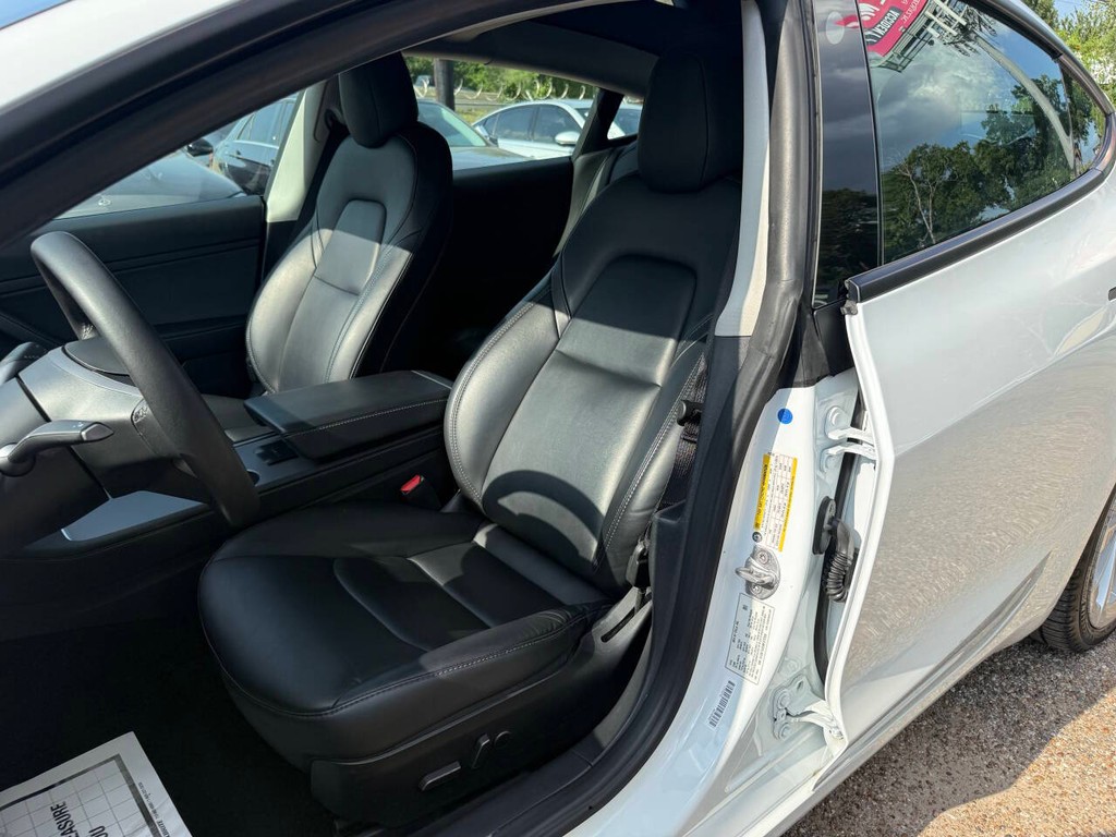 Tesla Model 3 Vehicle Full-screen Gallery Image 10