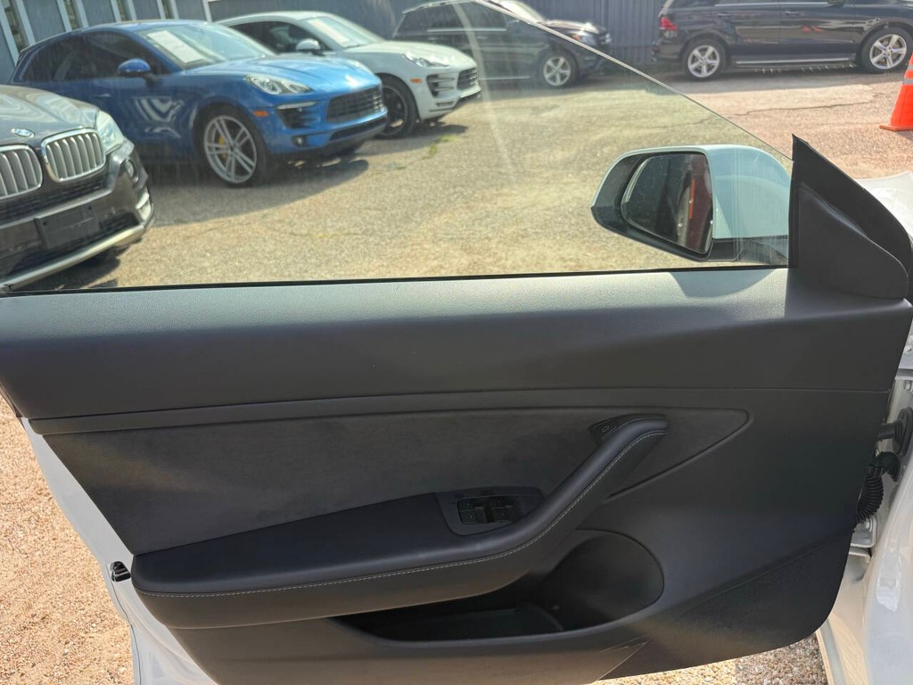 Tesla Model 3 Vehicle Full-screen Gallery Image 11